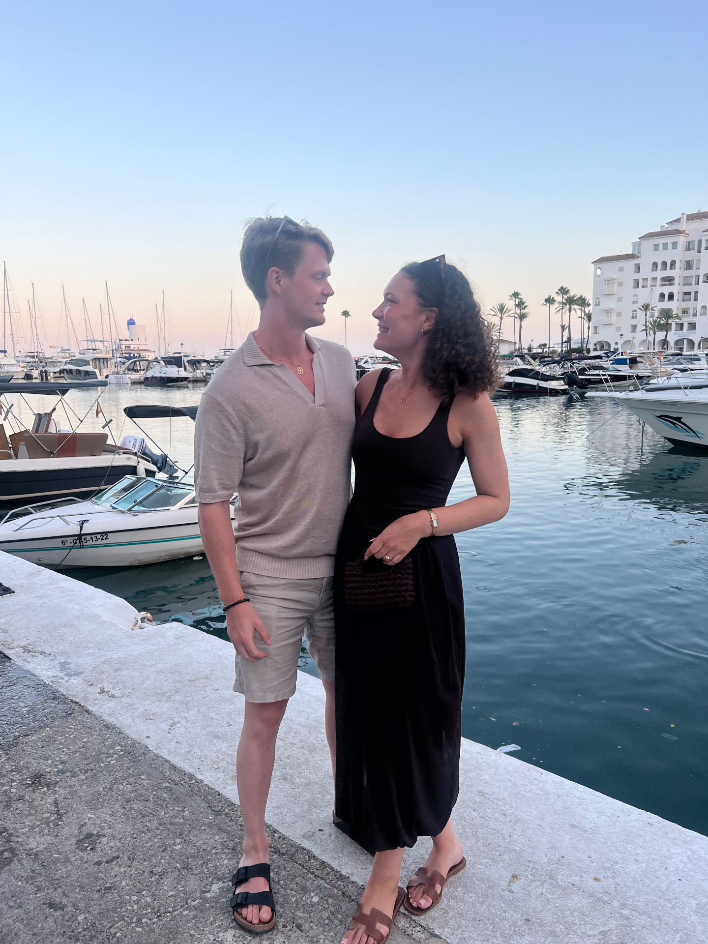 Sophie och en väninna vid en fontän på en torgplats i Spanien som barn 3