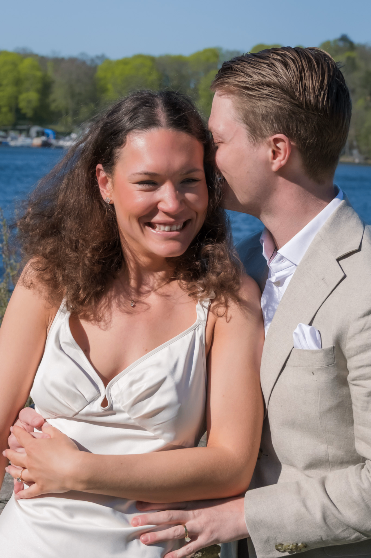 Sophie och Oliver skrattar tillsammans vid vattnet