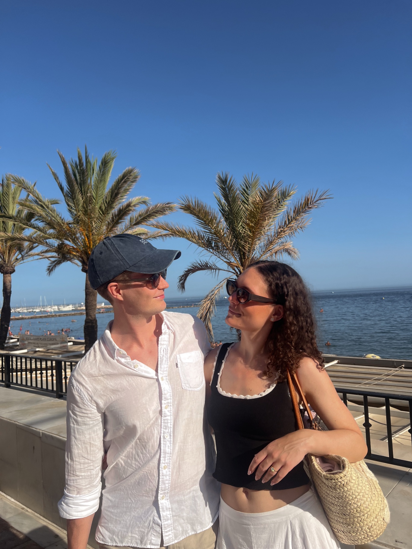 Sophie och en väninna vid en fontän på en torgplats i Spanien som barn 1