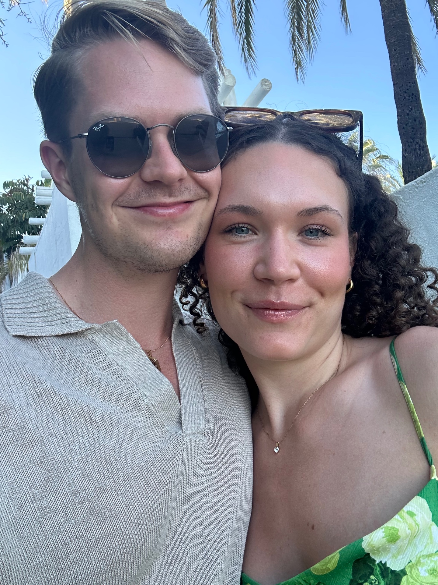 Sophie och en väninna vid en fontän på en torgplats i Spanien som barn 4