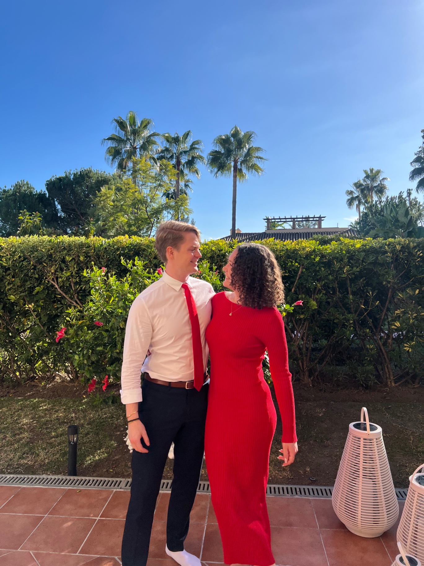 Sophie och en väninna vid en fontän på en torgplats i Spanien som barn 6