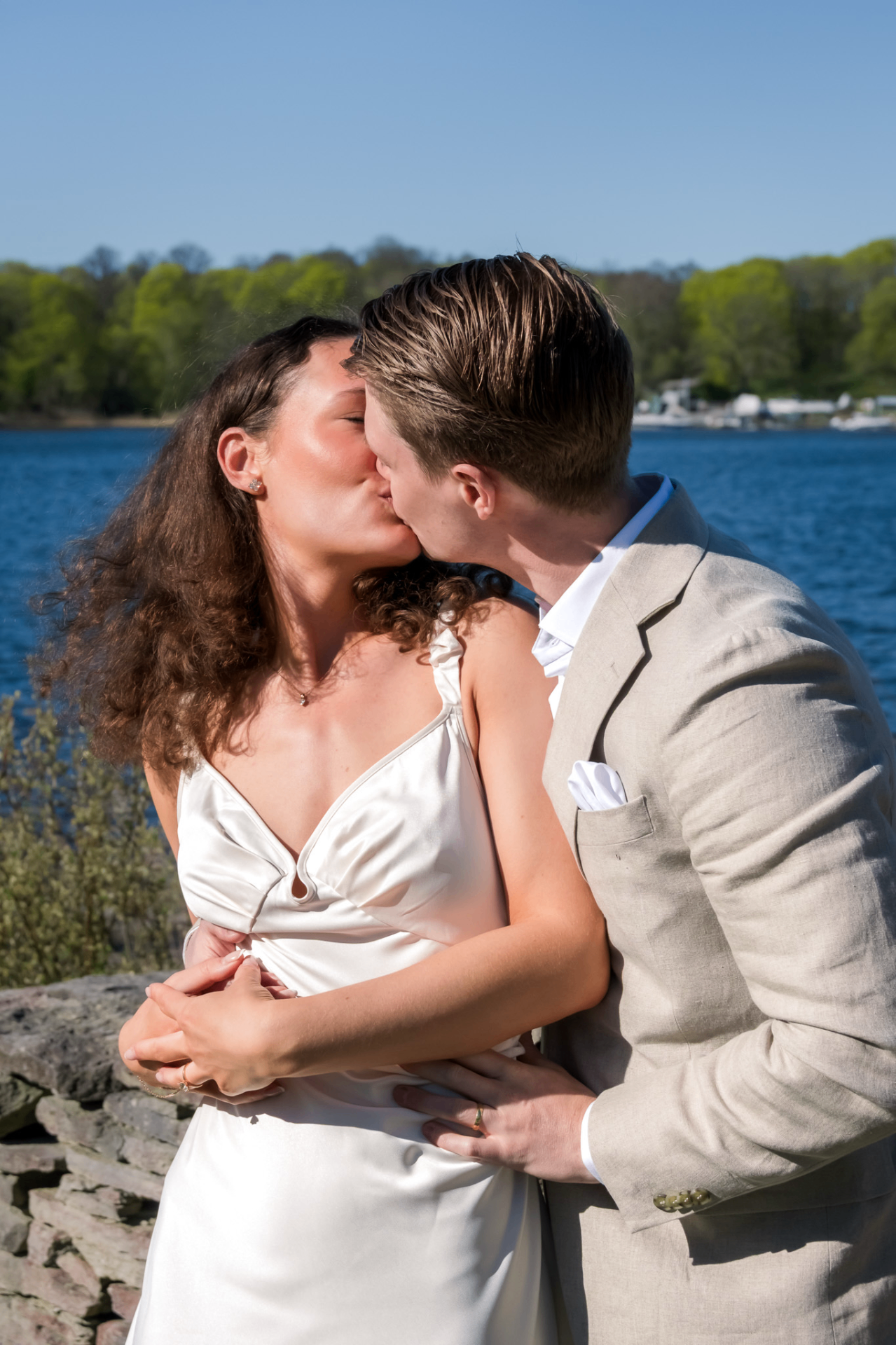 Sophie och Oliver kysser varandra vid vattnet
