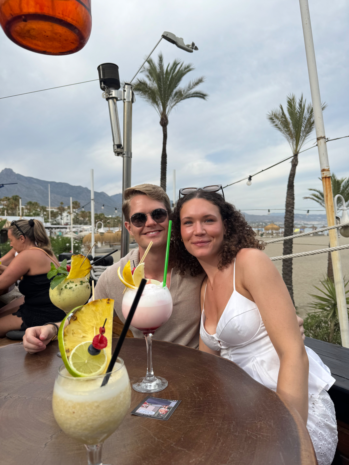 Sophie och en väninna vid en fontän på en torgplats i Spanien som barn 2